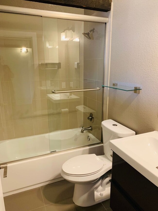 Building Photo - Stunning Luxury Home in Sunnyside