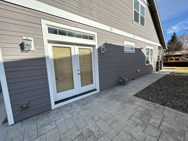 Building Photo - 2 Bedroom / 1.5 Bath Executive Apartment i...