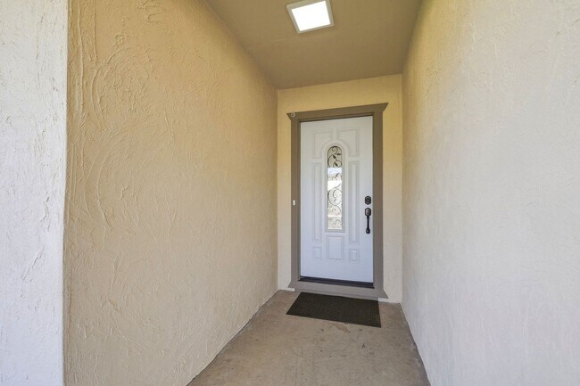 Building Photo - 560 Glenburry Way