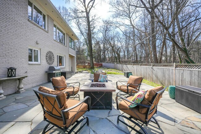 Building Photo - 5128 Linnean Terrace NW