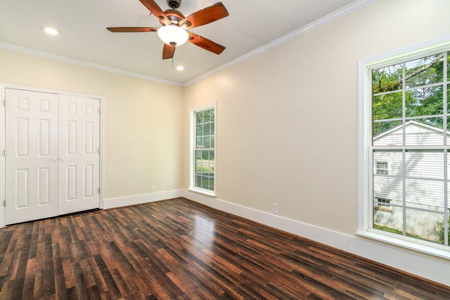 Building Photo - 409 13th St W