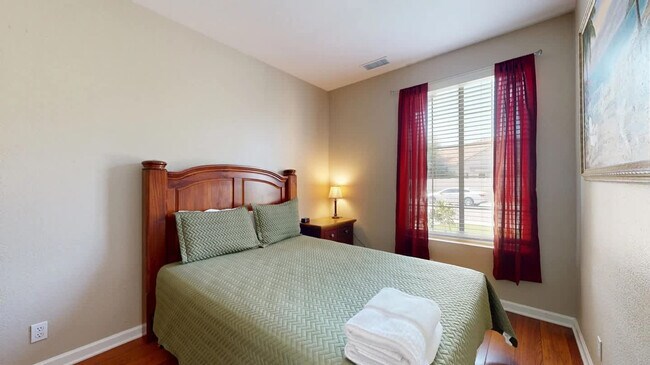 Building Photo - 853 N Blackstone Ct