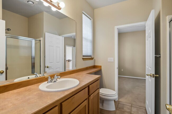Building Photo - Beautiful Eagle Crest Home with Stunning Views and High-End Features!
