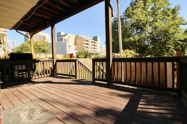 Building Photo - 437 Harris St