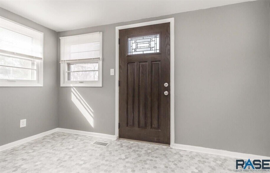 Front entrance - 926 N Walts Ave