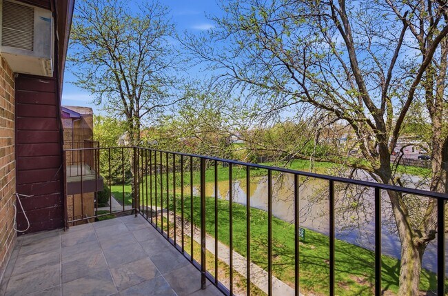 Building Photo - 744 Briar Hill Ln