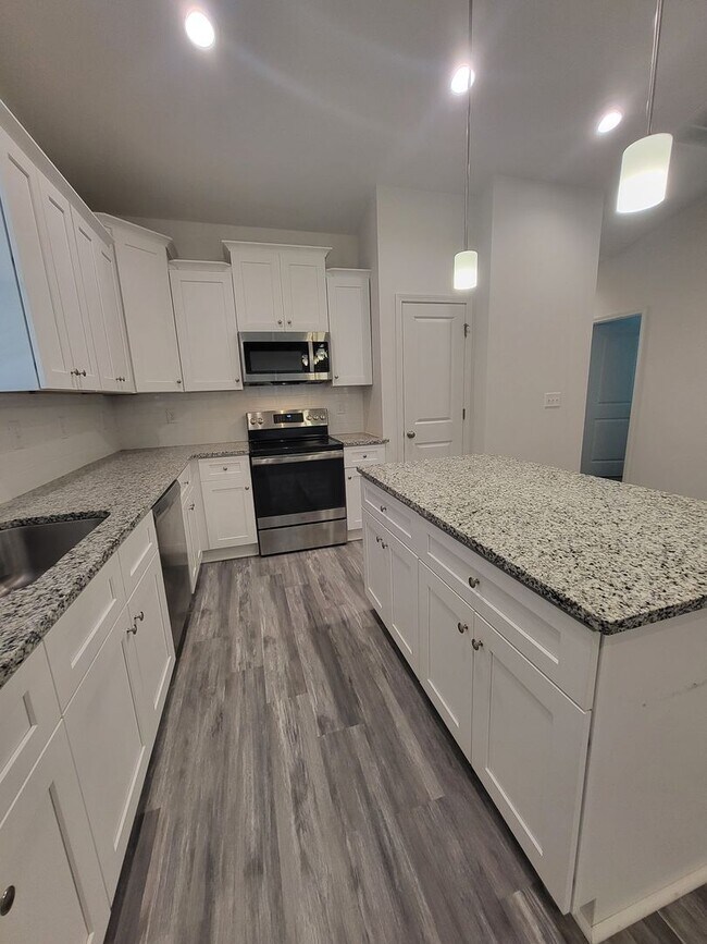 Building Photo - Cute, Well Maintained, Ranch Close to Mountain Island Lake