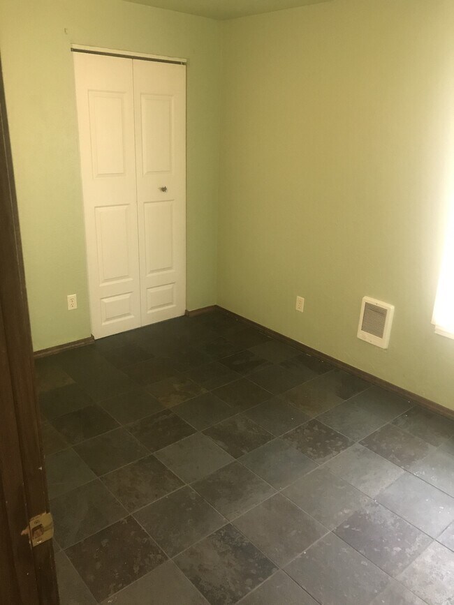 Building Photo - Adorable Condo in NE Bend!