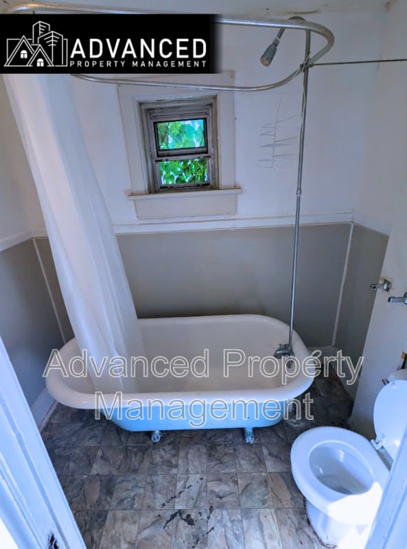 Building Photo - 1644 Charles St