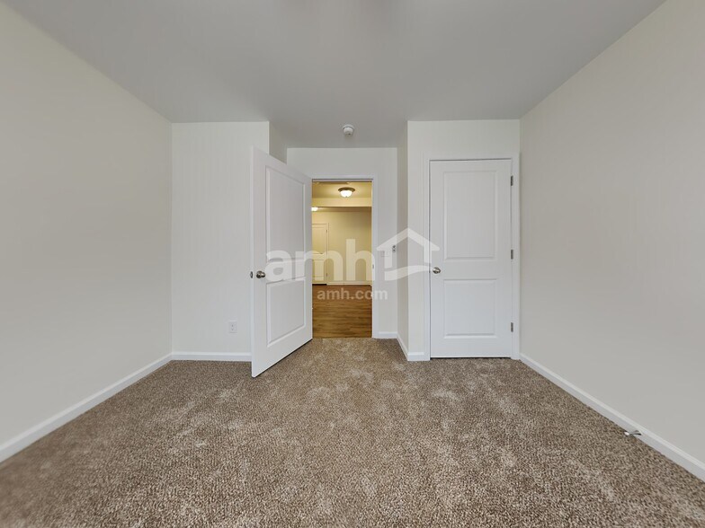 Building Photo - 215 Bellflower Cir