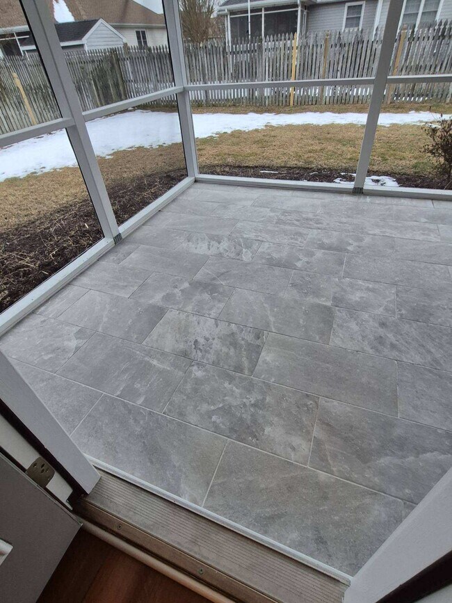 Building Photo - 1023 E Schumaker Manor Dr