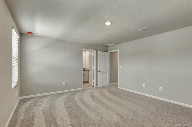 Building Photo - 5767 SE Edgewater Cir