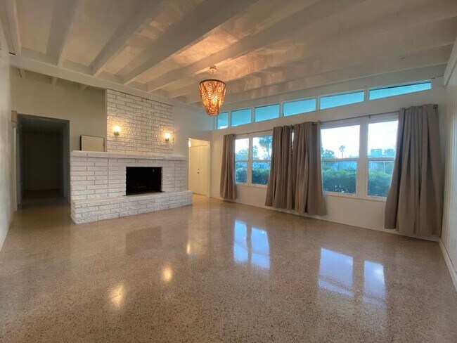 Building Photo - Beautiful 3/2 on Riverside Dr.
