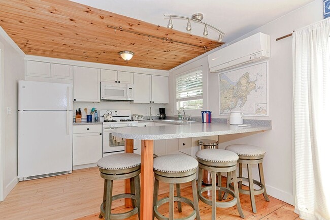 Building Photo - WINTER RENTAL: Changes In Latitude (Dogs Welcome!)