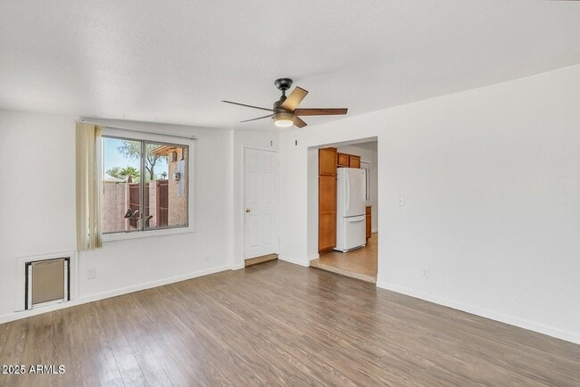 Building Photo - 1526 W Huntington Dr