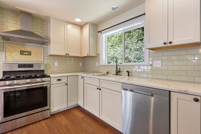 Building Photo - MOVE IN READY NOW! Stylish One-Bedroom A/C...