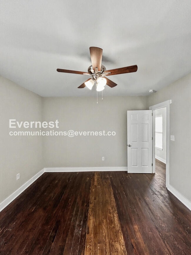 Building Photo - Charming 2 Bed, 1 Bath with Fenced Yard and Stainless Steel Appliances