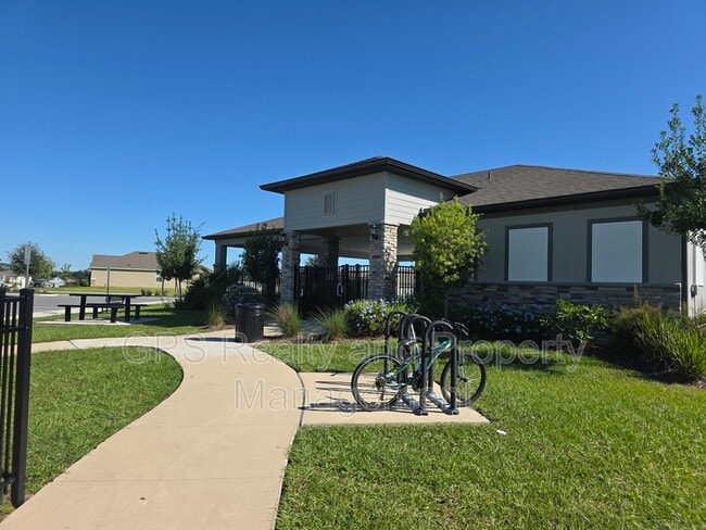 Building Photo - 33409 Country House Dr