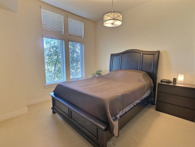 Building Photo - Ideally Located 3 Bedroom Townhouse with Cahill Park Views