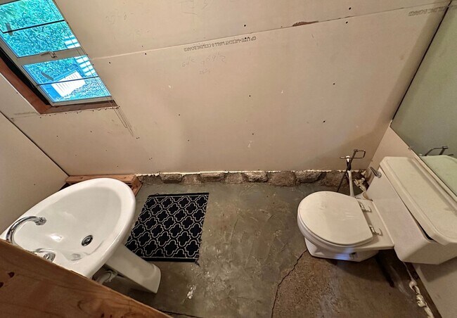 Building Photo - Spacious 1-Bedroom Home with Expansive Living Space