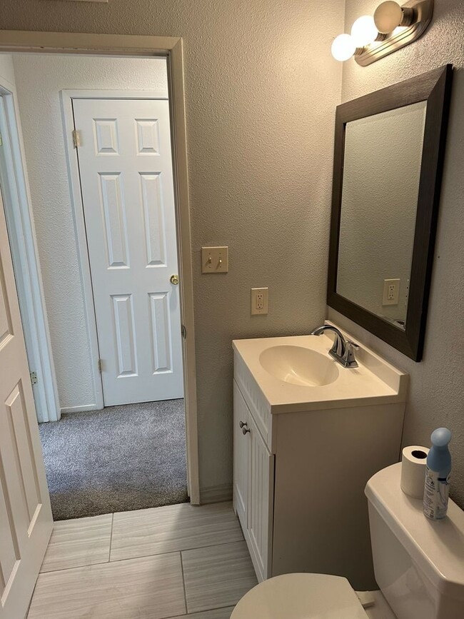 Building Photo - Updated 2-Bedroom Sacramento Condo with Po...