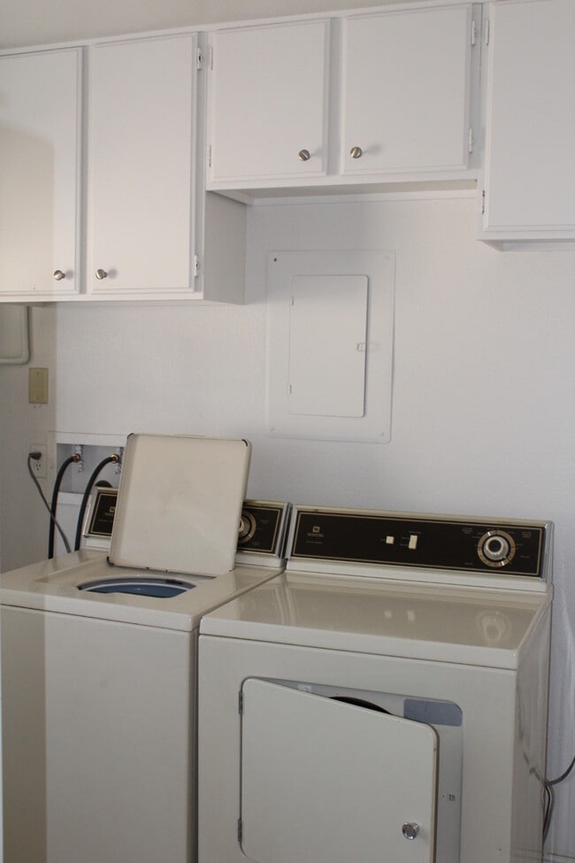 Building Photo - Remodeled 3 Bed 2 Bath Long Term Rental!