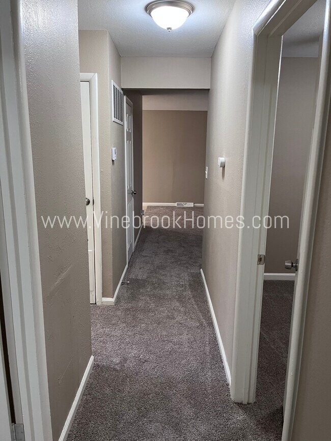 Building Photo - 8211 Ruskin Way
