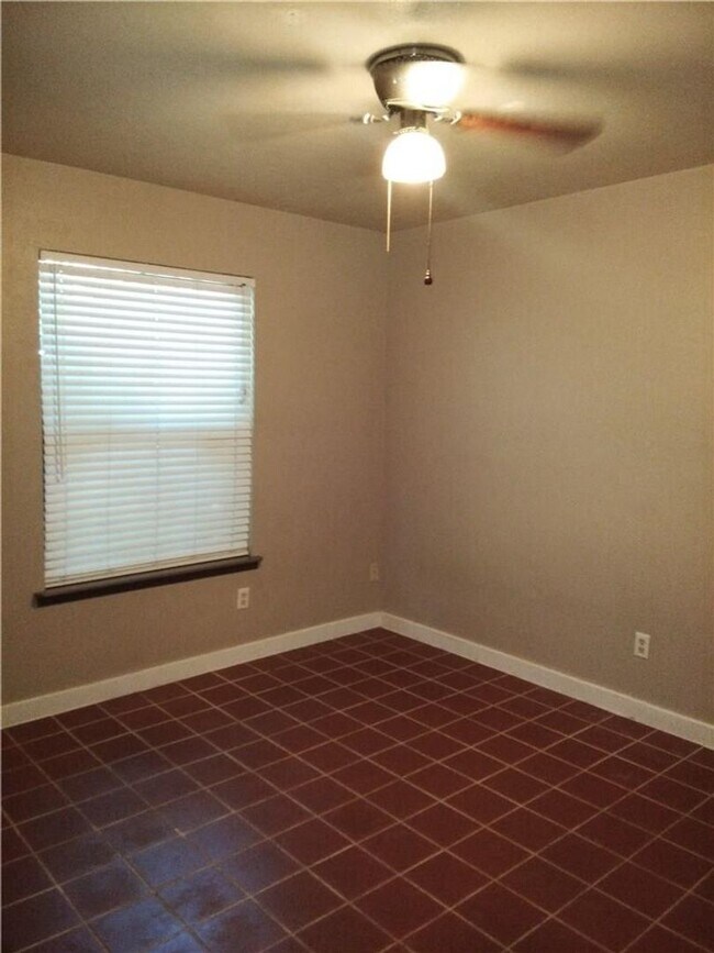 Building Photo - Cozy 3 Bed / 2 Bath Single-Family Home for...
