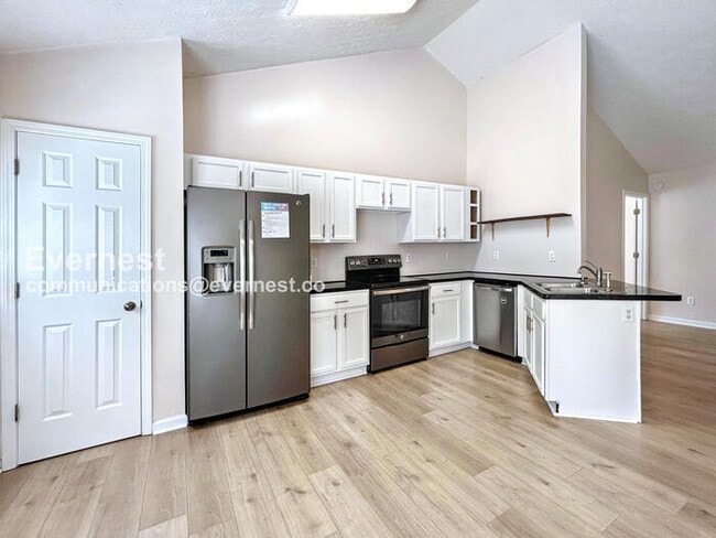 Building Photo - 3 Bed/2 Bath Home with Garage / Pet-Friendly / Vouchers Accepted / Coming Soon!
