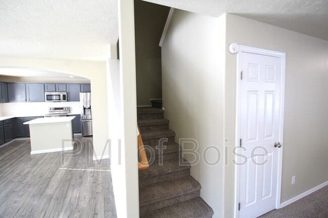 Building Photo - 639 E Willowbrook Dr