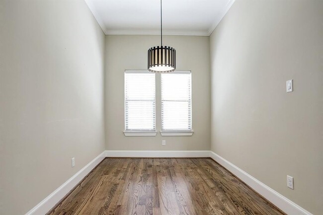 Building Photo - Gorgeous Contemporary Three Bedroom!
