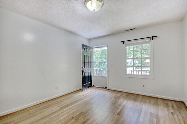 Building Photo - 1028 Duke St