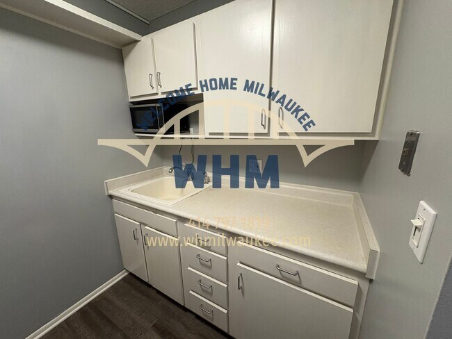 Building Photo - 929 N Astor St