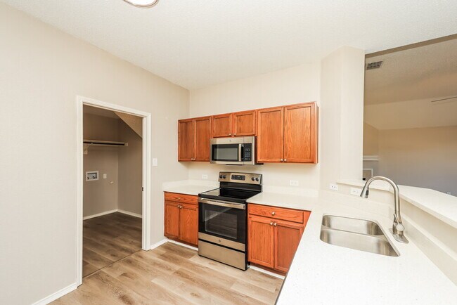 Building Photo - 1203 Hampton Dr