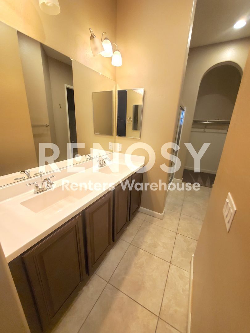 Building Photo - 1367 S Country Club Dr