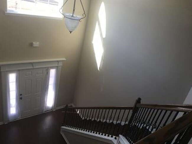 Building Photo - 607 Red Oak Ln