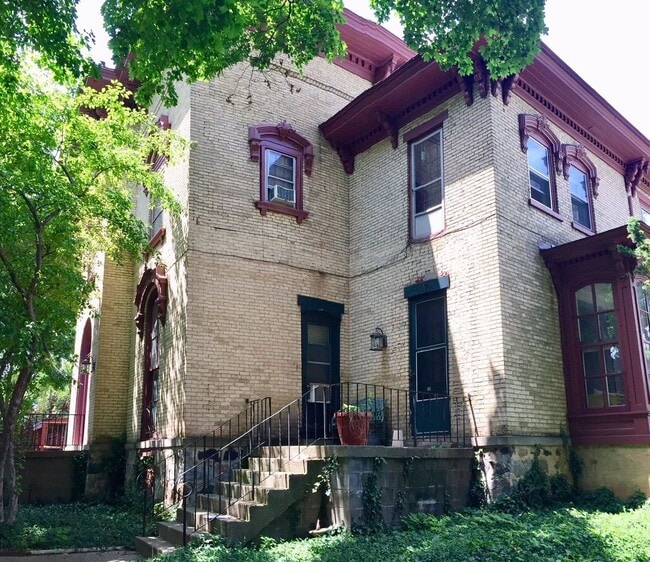 Building Photo - Heritage Hill 2 Bedroom - Heat included!