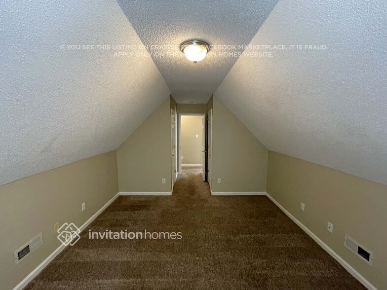 Building Photo - 3869 Longwood Dr SW