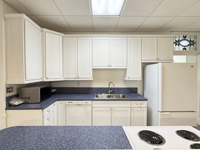 Building Photo - This beautiful brick home is located in Vi...