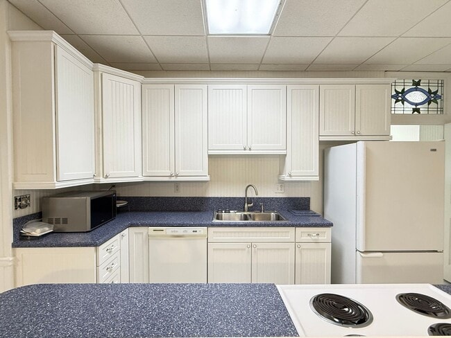 Building Photo - This beautiful brick home is located in Villa Rica and includes 6 bedrooms and 4.5 bath!