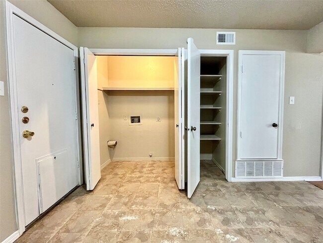 Building Photo - 3051 Olympia Dr