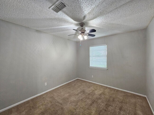 Building Photo - 2301 Zinnia Ct