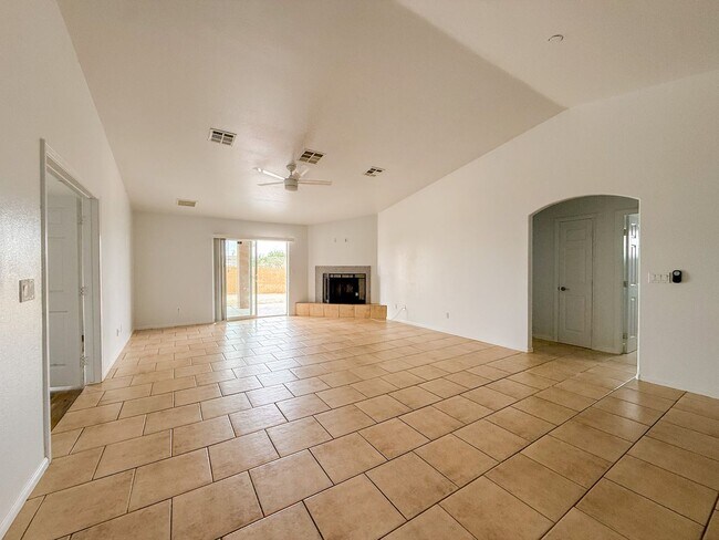 Building Photo - 29 Palms Home with Garage