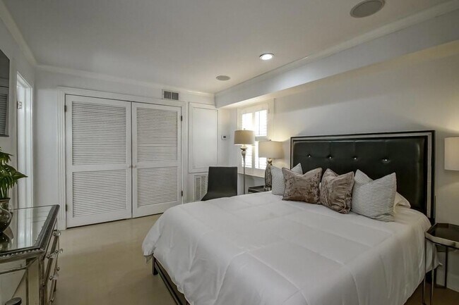 Building Photo - 1323 Dauphine St