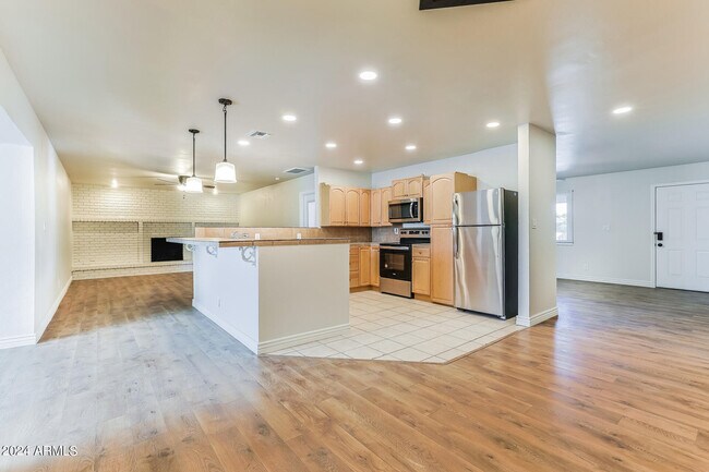 Building Photo - 1335 E Ellis Cir