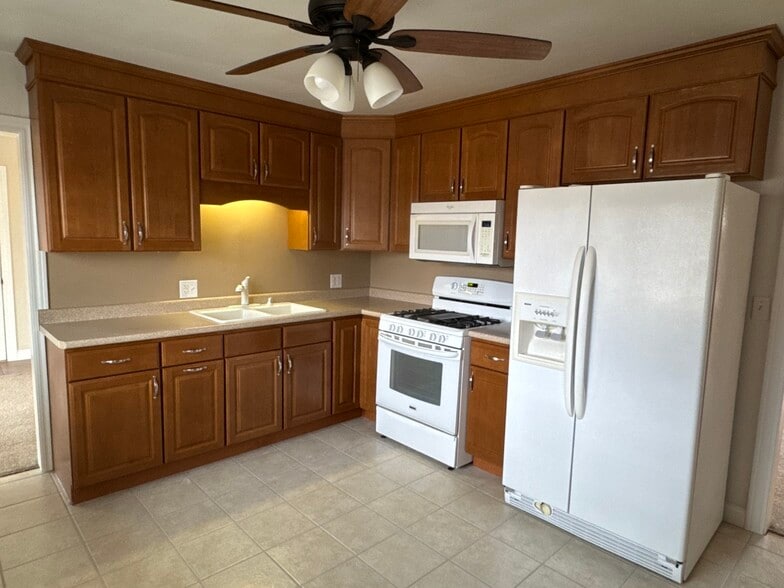 Building Photo - 233 Manor Dr