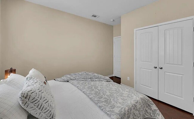 Building Photo - 137 Flat Creek Dr