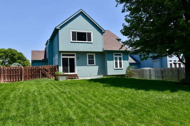 Building Photo - Modern 3 Bedroom 4 Bathroom Bellevue Home!