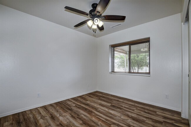 Building Photo - 3 bedroom 2 bathroom ranch style home in C...