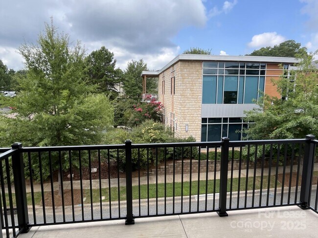 Building Photo - 19546 Greentree Way